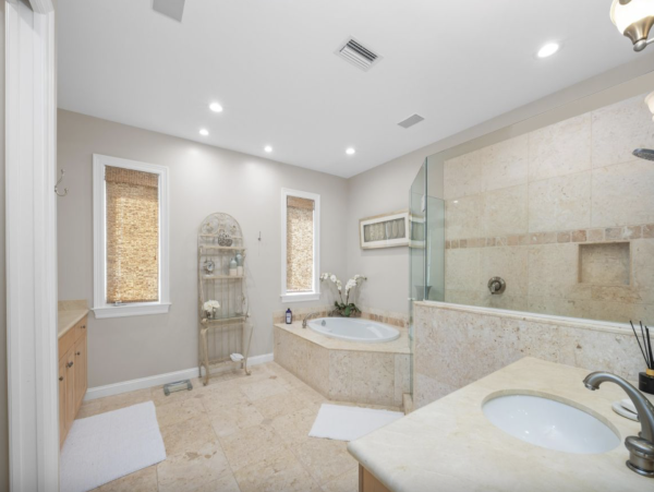Bay to Gulf  Luxury Five Bedroom Vacation Home with Pool